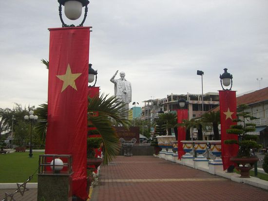 Gigantische Metallstatue von Ho Chi Minh