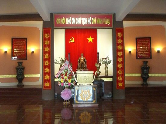 So ein "kleiner" Ho Chi Minh Altar im Eingangsbereich des Museums