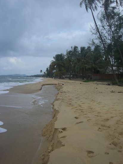 tja das grosse Problem der Insel! Die haben alle Resorts so nah am Wasser gebaut und der Strand verschwindet/bricht einfach...