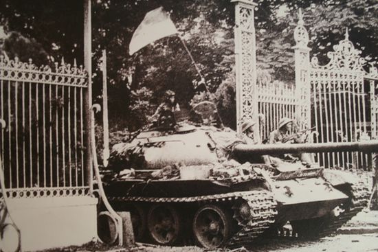 ...und der Panzer, der 1975 dort durchs Tor durchbrach und den Krieg beendete...