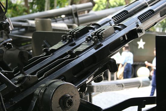 im Garten befanden sich Panzer, Jets, Helikopter und Kanonen