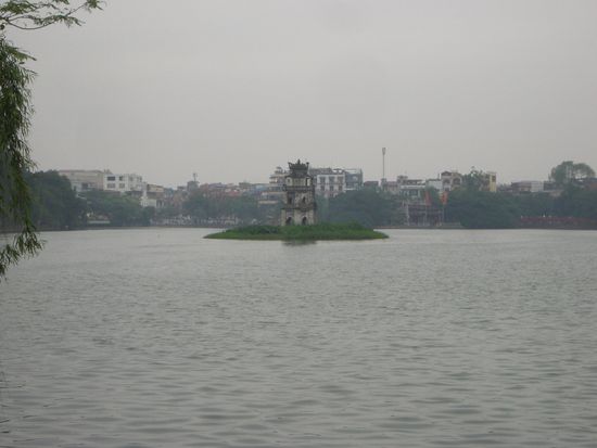 Hoan Kien See mit Thap Rua (Schildkroetenturm)