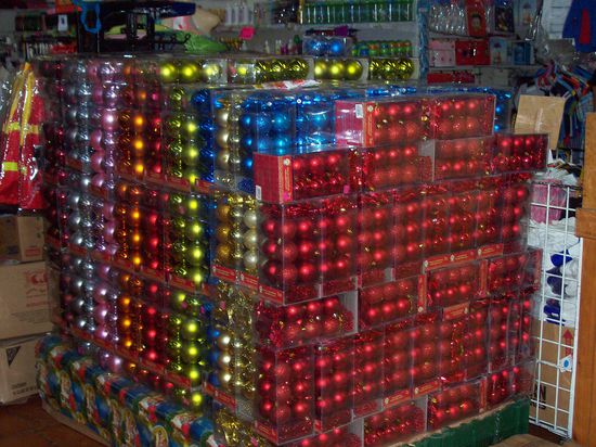 auch hier werden Weihnachtskugeln verkauft