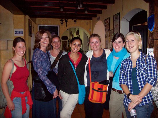 die neue Generation der Schule
(Sara,Angela,Sabine,Santi,ich,Mirjam und Lydia)bin uebrigens die einzige Deutsche,der Rest ist aus der Schweiz und England!