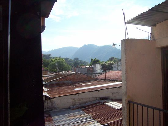 der Ausblick aus meinem Zimmer(im Hintergrund der Vulkan!!!)
