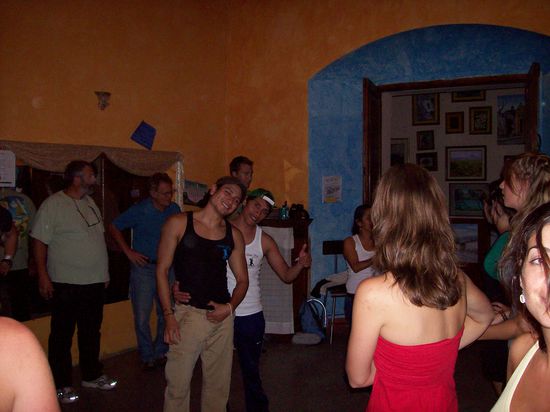 meine beiden Lehrer,daneben die kleine Latinachefin,die leider nur halb drauf ist