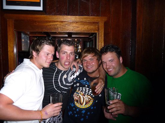 isch geil xi mit dä Jungs, dä Bosman wieder mol nöd ufpasst bim fötele, total verblödet 