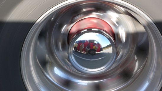 its niice JC Spieglet sich