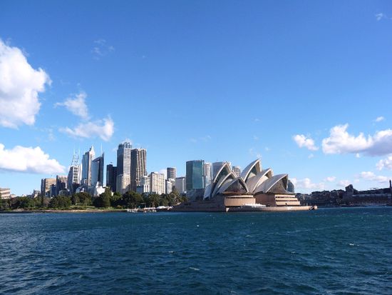 eine Schifffahrt ist die ist lustig, eine Schifffahrt die ist schön.. Opera House Sydney