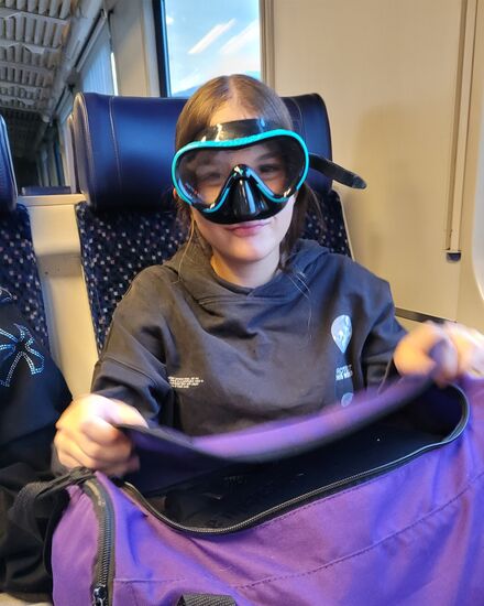 Nach einem Ruetz-Frühstück im Zug war beste Laune und viel Blödelei angesagt. Mit  Live-Fotos wurden Zuhause unsere Lieben am Laufenden gehalten.