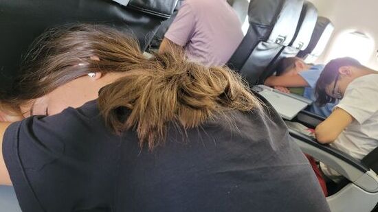 Endlich im Flugzeug und dem Schlaf kann gefröhnt werden. Die Tische in der SkyExpress werden sonst eh nicht benützt.