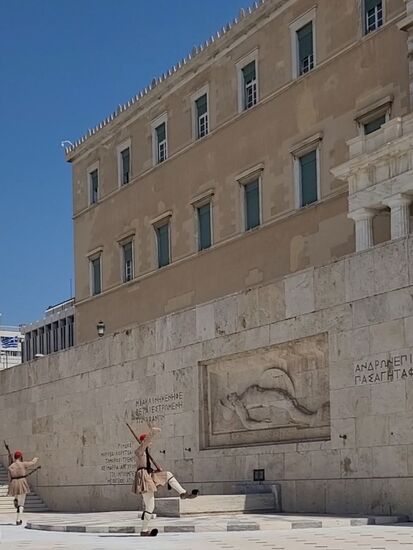Wachablösung der Evzonen vor dem Parlamentsgebäude am Grabmal des unbekannten Soldaten.