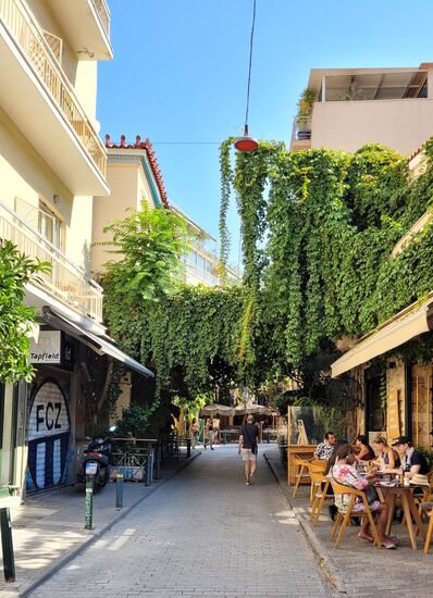 In Psyri gibt es viele schöne und gute Lokale. Hier rechts das Picky, welches sich übers Eck in eine Gasse und in einen Innenhof ausbreitet.