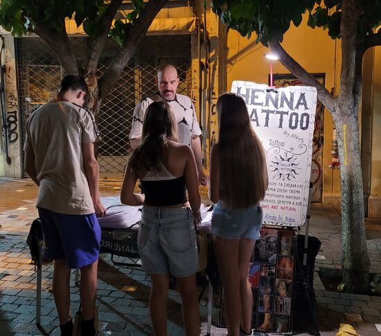 Jeder von den 3 fand sein Tattoo im Katalog und der nette Herr malte es gekonnt auf Bein, Arm und Arm (mit Pflanzenfarbe und zwei Wochen haltbar). Oma saß inzwischen ums Eck bei einem schlechten Glas Weißwein!