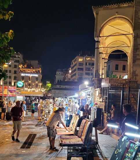Am Monastiraki Platz ist am Abend viel los.