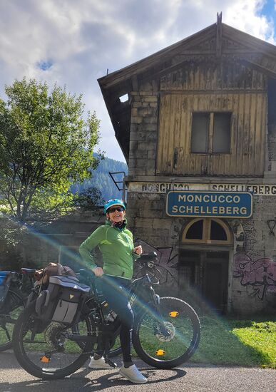 Der Radweg ging zuerst leicht bergab entlang der Bundesstraße und dann weiter durch zwei alte Tunnel auf der ehemaligen Bahntrasse steil hinab in das Pflerschtal, vorbei an alten Bahnhöfen in herrlicher Natur. Nach einer Schleife führte der Weg wieder zurück ins Wipptal nach Gossensaß.