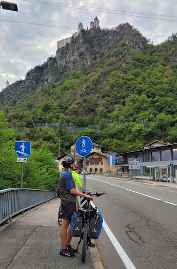 Die Radroute führte weiter in einem leichten Auf und Ab bis Brixen. Dort nach fast 60 Kilometer stiegen wir zum ersten Mal vom Rad und gönnten uns zum Espresso zusammen ein großes Bier.
