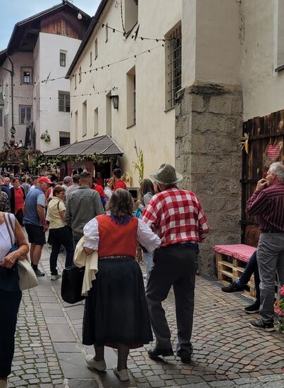 In der Altstadt von Klausen fand ein großes Straßenfest statt. An jeder Ecke spielte eine Volksmusikgruppe auf und hunderte Besucher feierten bei kulinarischen Köstlichkeiten und guten Wein. Ein Durchkommen mit unseren Rädern war unmöglich. Aber Mannis gescheiter Bordcomputer fand schnell einen Umweg.