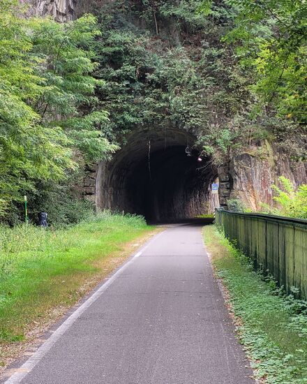 Wieder romantisch über die alte Bahntrasse bis fast nach Bozen.