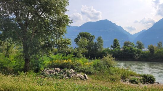 Zuerst entlang durch malerische Etsch Auen ....