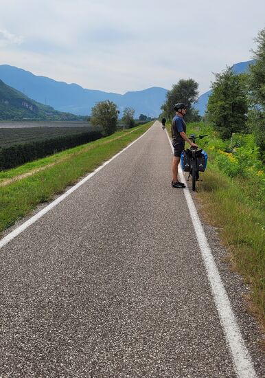 ... und dann wurde es eintönig - viele Kilometer auf einem Damm flach gerade aus. Rechts die Etsch, links Apfelplantagen und ab Salurn Felder mit Weinreben.
In Salurn war eine kleine Rast fällig. Gestärkt mit einem Espresso und einem gemeinsamen Bier traten wir dann die Weiterfahrt an.