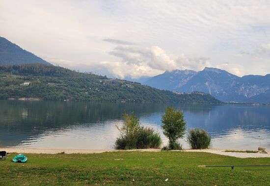 Fast geschafft - am Caldonazzo See angekommen, aber immer noch 10 km vom Ziel entfernt! Mein A.... und meine Knie schrien nach einer Pause. Manni überhörte mein Wehklagen und erbarmungslos in die Pedale.