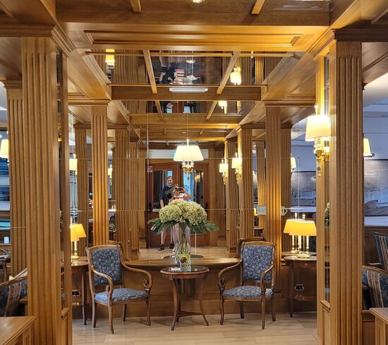 Das Hotel war extrem sauber und alles glitzert und glänzte. Leider war unser Aufenthalt für den Wellness-Bereich zu kurz. Ebenso blieb der schöne Garten und der Swimmingpool von uns unbenutzt.