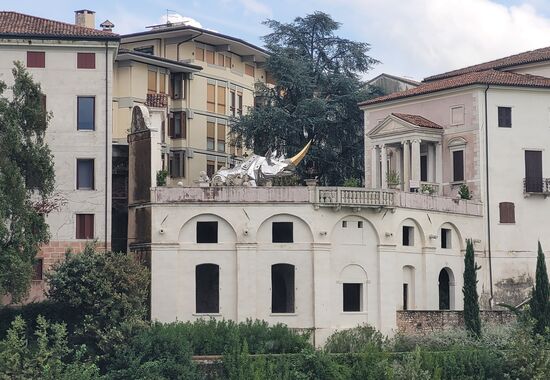 Das Rhino grüßt von der Villa Sturm