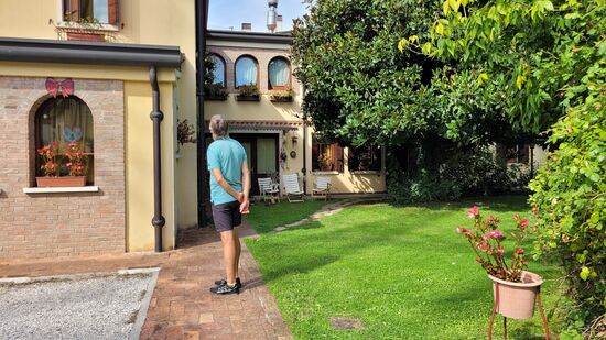 In dem alten Gemäuer fühlten wir uns sofort wohl. Das Appartement über 2 Ebenen war liebevoll mit antiken Möbeln eingerichtet.