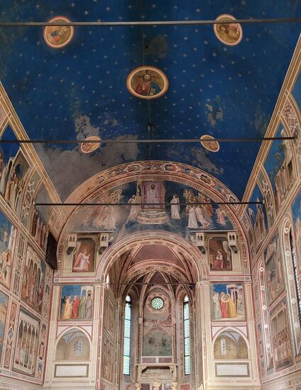 Die Capella degli Scrovegni ist berühmt wegen der Fresken von Giotto di Bondone. In nur 2 Jahren (1303 bis 1305) malte der toskanische, reaktionäre Künstler den gesamten Freskenzyklus, welcher sich über die gesamte Innenfläche erstreckt (seit 2021 UNESCO-Kulturerbe).