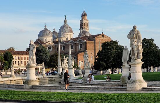am Prato delle Valle mit Blick auf die Basilica Cattedrale di Santa Maria Assunta