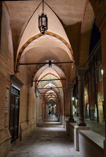 Um 21.00 h waren die Gassen in der Altstadt wie leergefegt. Aber es gab auch einzelne Plätze mit lautstarkem Gelächter und Geschnatter, denn Padua ist eine Universitätsstadt und langsam füllt sich die Stadt mir den jungen Leuten, denn nächste Woche geht's los.