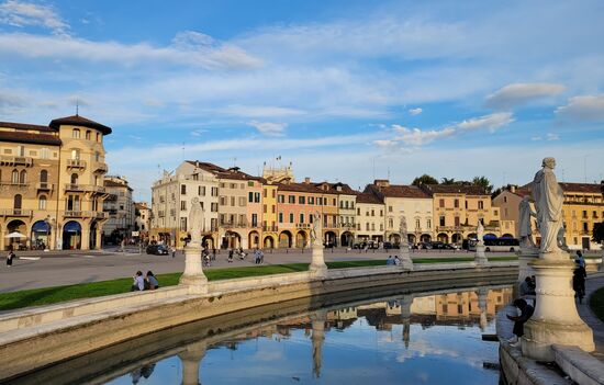 Ich war schon öfter hier am Prato delle Valle. Aber so habe ich ihn noch nie gesehen, denn am Sanstag ist hier Markt und alles ist total von den Standln verstellt.
