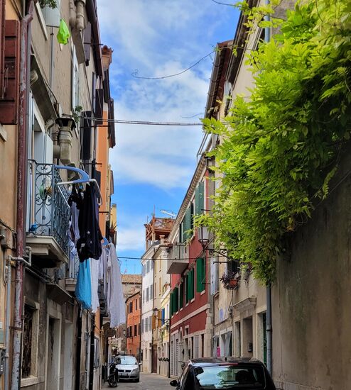 B&amp;B Busa Busarda, das weiße Haus hinten rechts mit Dachterrasse, inder Calle Fattorini