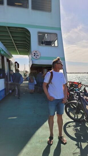 Wir haben die letzte Haltestelle in Pellestrina versäumt und schon war der Bus auf der Fähre zum Lido und die Klappen gingen hoch. Aber kein Problem- wir hatten auch das Retourticket bereits in der Tasche.