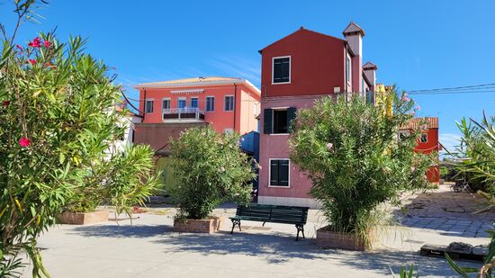 ... mit malerischen und farbenprächtigen Häusern ...