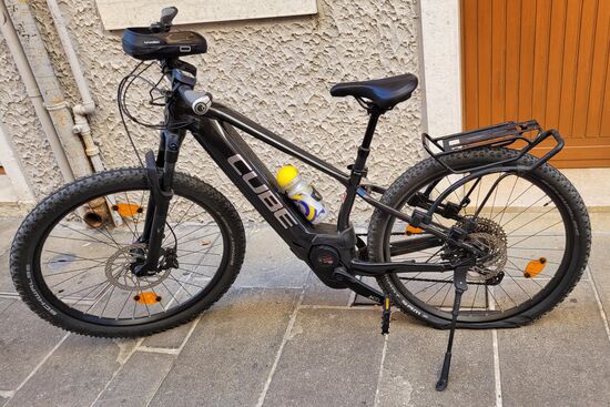 Manni, natürlich gut ausgerüstet für alle Fälle, drückte eine Tube Schaum in den Reifen und der Schaden war behoben. Zwei Dornen hintereinander steckten im Mantel