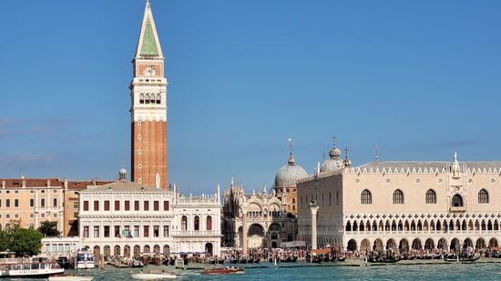 ... der Blick auf den Markusplatz - viele, viele Menschen! - Mannis Begeisterung sinkt ...