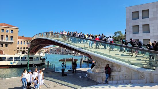 Über diese Brücke musst du gehen, wenn du per pedes in die Stadt oder zum Bahnhof willst. Im Gedränge werden Koffer, Kinderwagen, etc. über die Stufen gezerrt. Wir hatten beide nur mehr eine Satteltasche dabei mit dem Nötigsten für eine Nacht.