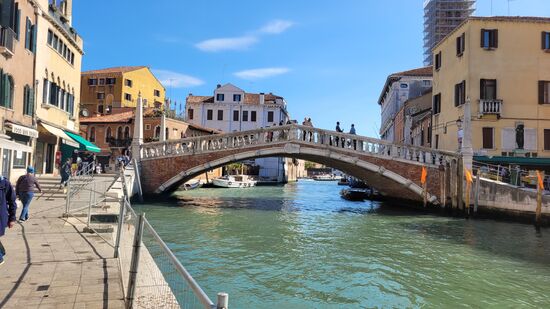 Wir ließen uns mit den vielen Menschen durch die Stadt zu den historischen Plätzen treiben und machten immer wieder dazwischen eine Pause bei einem Espresso oder einem Glasl Wein um den Trubel zu betrachten.