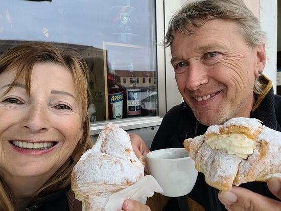 kurzes, letztes Frühstück am Kanal (viel Kalorien!)