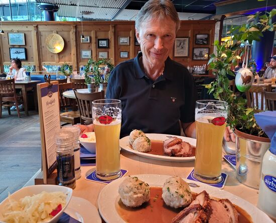 kein take off ohne Fliegerbier und Schweinskrustenbraten im Fliegerbräu