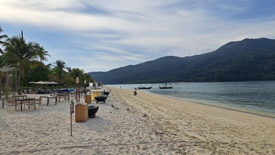 Wenn man die vielen Boote hinter sich gelassen hat, wird der Sunrise Beach sehr schön.