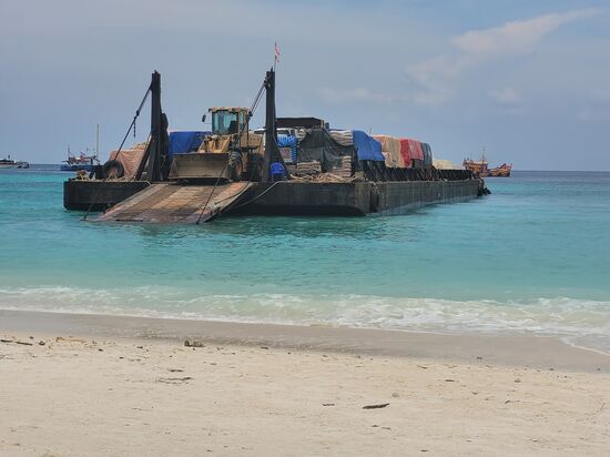 Und wieder ein neues Resort entsteht. Diese riesige Plattform wurde von einem kleinen Fischerboot an Land gezogen. 2 große Bagger, LKWs, Ziegel, Sand, Schotter, Zement, Eisen, ... alles fand darauf Platz.