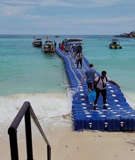 ein flexibler Bootssteg bei Wellengang verlangt Stehvermögen ( schade, dass ihr das Video nicht sehen könnt!)