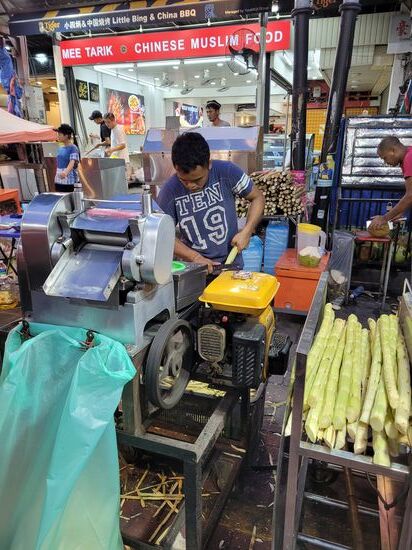 hier wird aus Zuckerrohr Saft gepresst