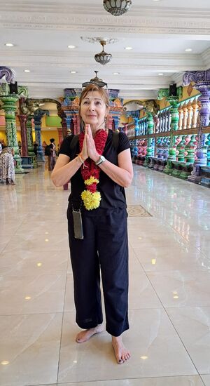 ein Brahmane segnete mich und überreichte mir einen Blütenkranz