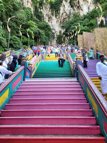 272 steile Stufen führen vom Vorplatz zum Eingang der Haupthöhle ...