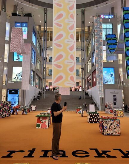 Shopping, Essen, Selfies! - in Burkit dreht sich alles um diese zur Schau gestellten Dinge. Wenn um 10.00 h nachts die Kaufhäuser schließen ist ein Durchkommen auf den Gehsteigen fast unmöglich.