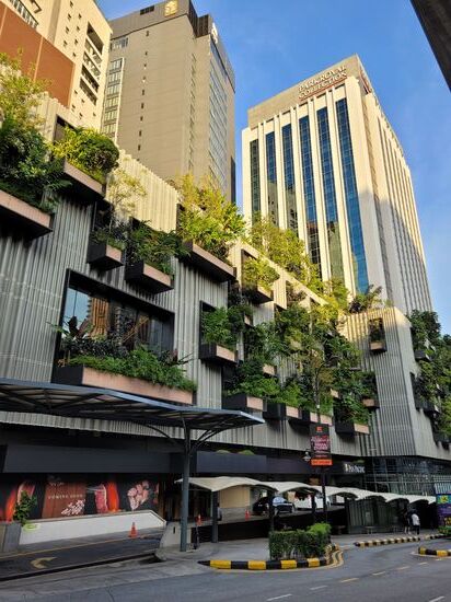 Das Hotel hat insgesamt mit dem aufgesetzten Turm 21 Etagen. Die unteren 6 Etagen haben kleine, bepflanzte, nicht begehbare Gärten vor den Fenstern.